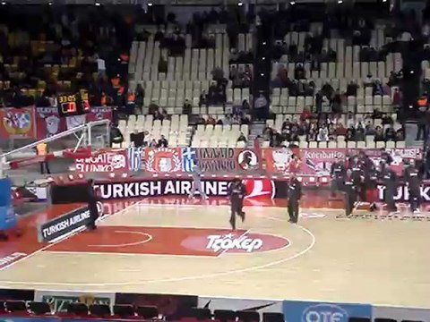 Στο ΣΕΦ ενόψει Ολυμπιακός - Σιένα (είσοδος της ομάδας)