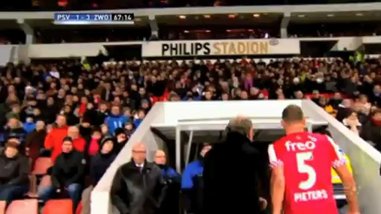 Scheibe zertrümmert! Eindhovens Pieters rastet nach Platzverweis aus