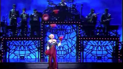 TUAN LE-juggling-presents Art agency Valentino