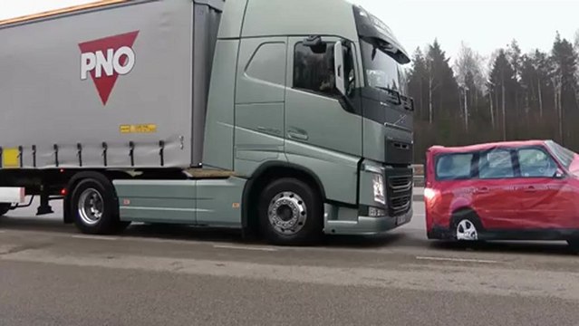 Camion Volvo - Avertisseur de collision et freinage d'urgence