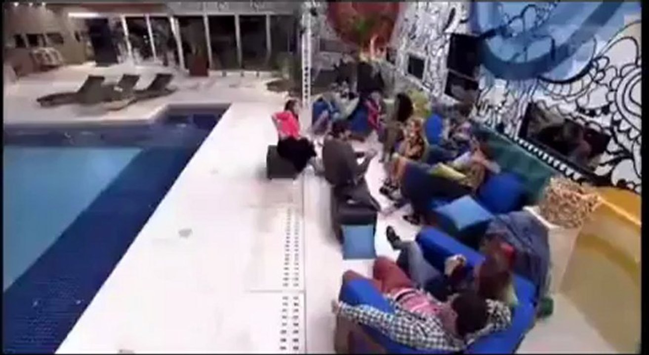 Eli fazendo cafuné na Fani 11/01 parte 1