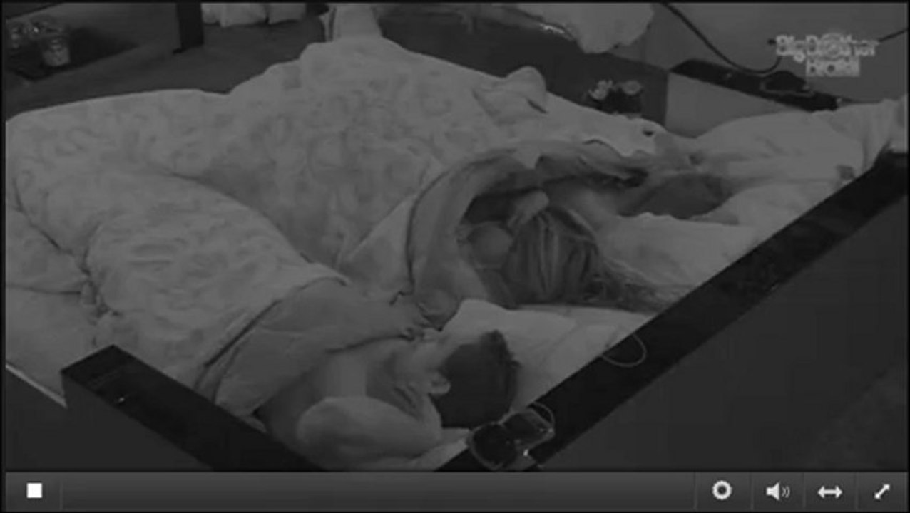 Fani acorda rapidinho, segura no braço do Eli e volta a dormir. 15/01