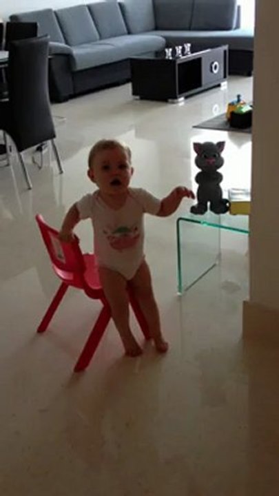 Gabrielle en pleine discussion avec son petit chat