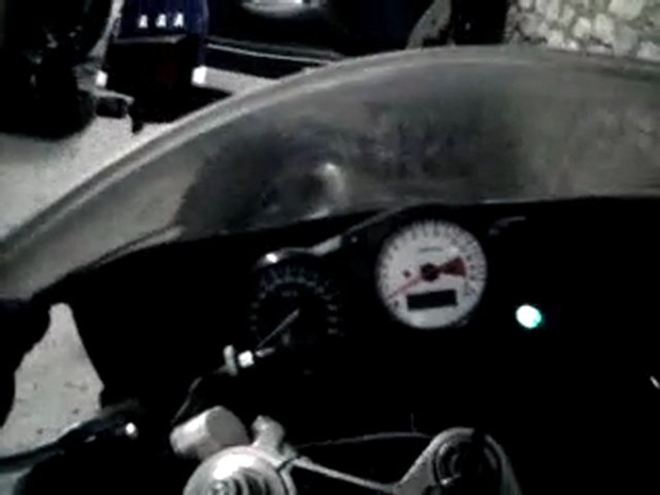 démarrage hivernale dans mon garage de mon 750 gsxr srad par -10° dehors