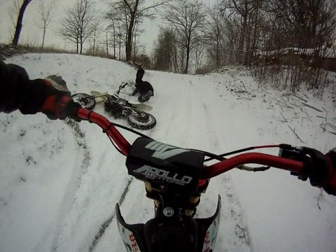 Dirt bike - neige - et gamelle de Tibo ! lol