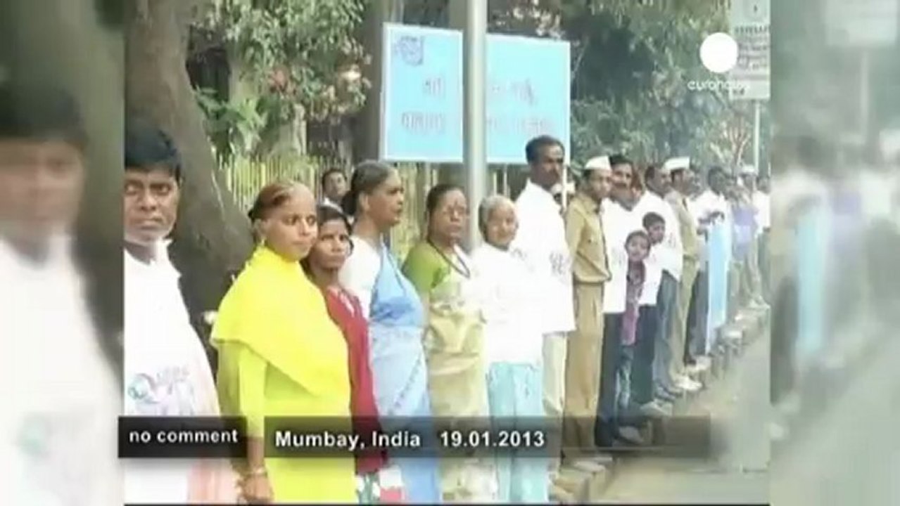 Human chain for peace in India - no comment