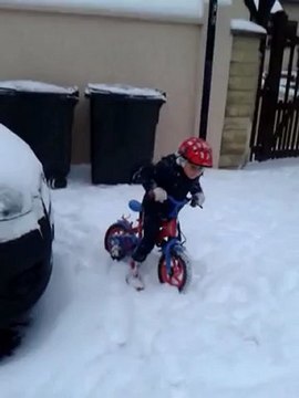 Ninou sort son vélo dans le neige!!!! c'est dur très dur!!!! mdr