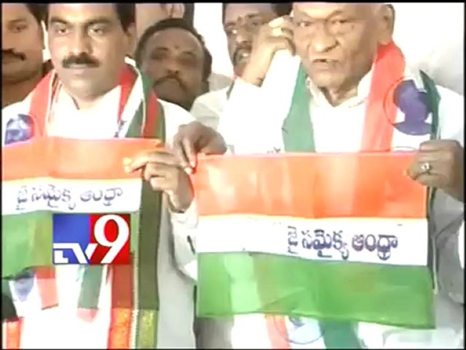 'Samaikhyandhra' spelt wrongly in Lagadapati flag!