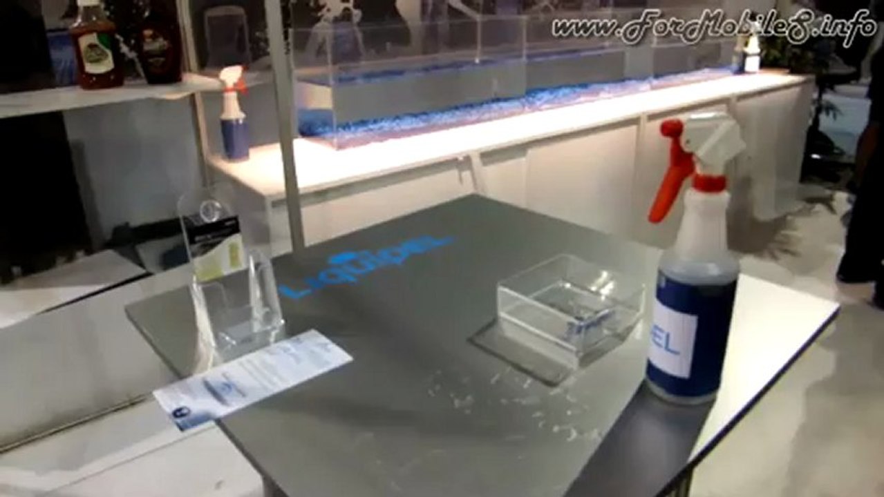Impermeabilizzazione smartphone allo stand Liquipel al CES 2013 di Las Vegas