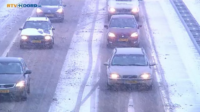 Sneeuw zorgt voor files op de A7 bij Stad - RTV Noord