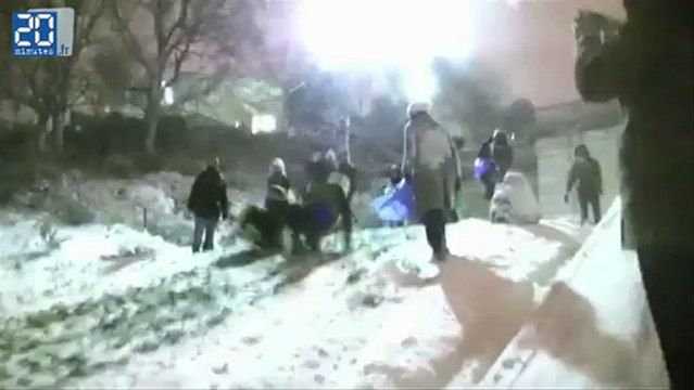 Zapping: Snowboard et luge dans les rues et parcs de Paris