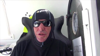 Jean Le Cam remercie l'adjudant chef