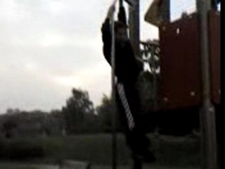 L'enfant se jette 1