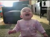 Bebê dá gargalhadas sem parar e vira hit na web - videos engraçados http://tugalol.net