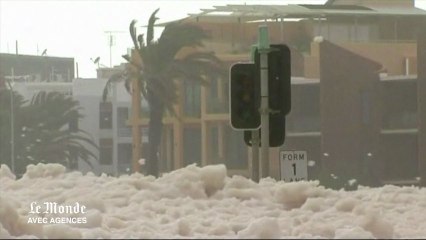 Une ville australienne recouverte par l'écume de mer