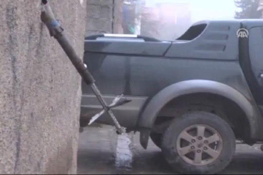 Roket mermisi duvara asılı kaldı