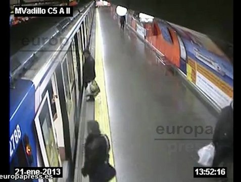 Salvan a mujer que iba a ser arrollada por el metro