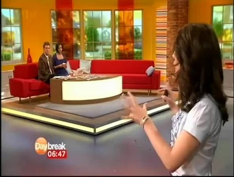 Laura Tobin wearing Jeetly blue shirt on ITV Daybreak describing hurricane Sandy