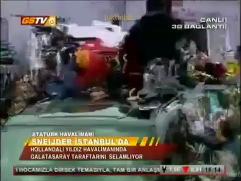 Wesley Sneijder thought it was safe to greet his Galatasaray fans 21_01_2013