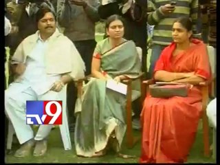 Fulfil Telangana people wish - T - Cong leaders to Shinde