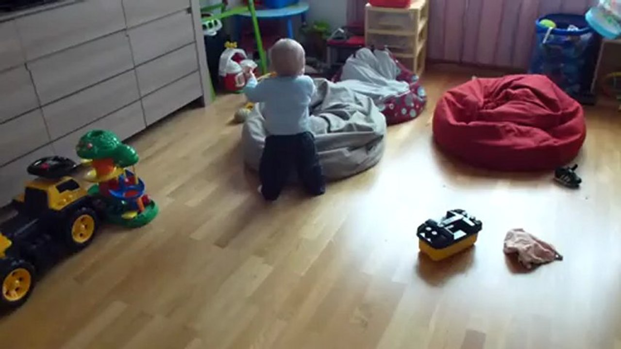 Victor marche bien acquise et se remet debout tout seul