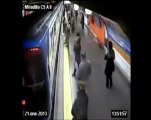 Un policía se convierte en héroe al rescatar a una mujer en el metro de Madrid