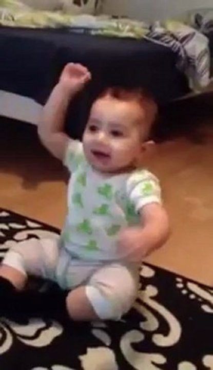 Bebé vibra e dança como ninguém ao som de "Gangnam Style"