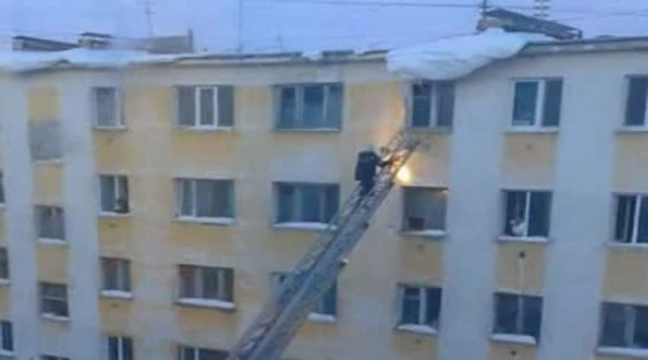 pompier assommé par une chute de neige