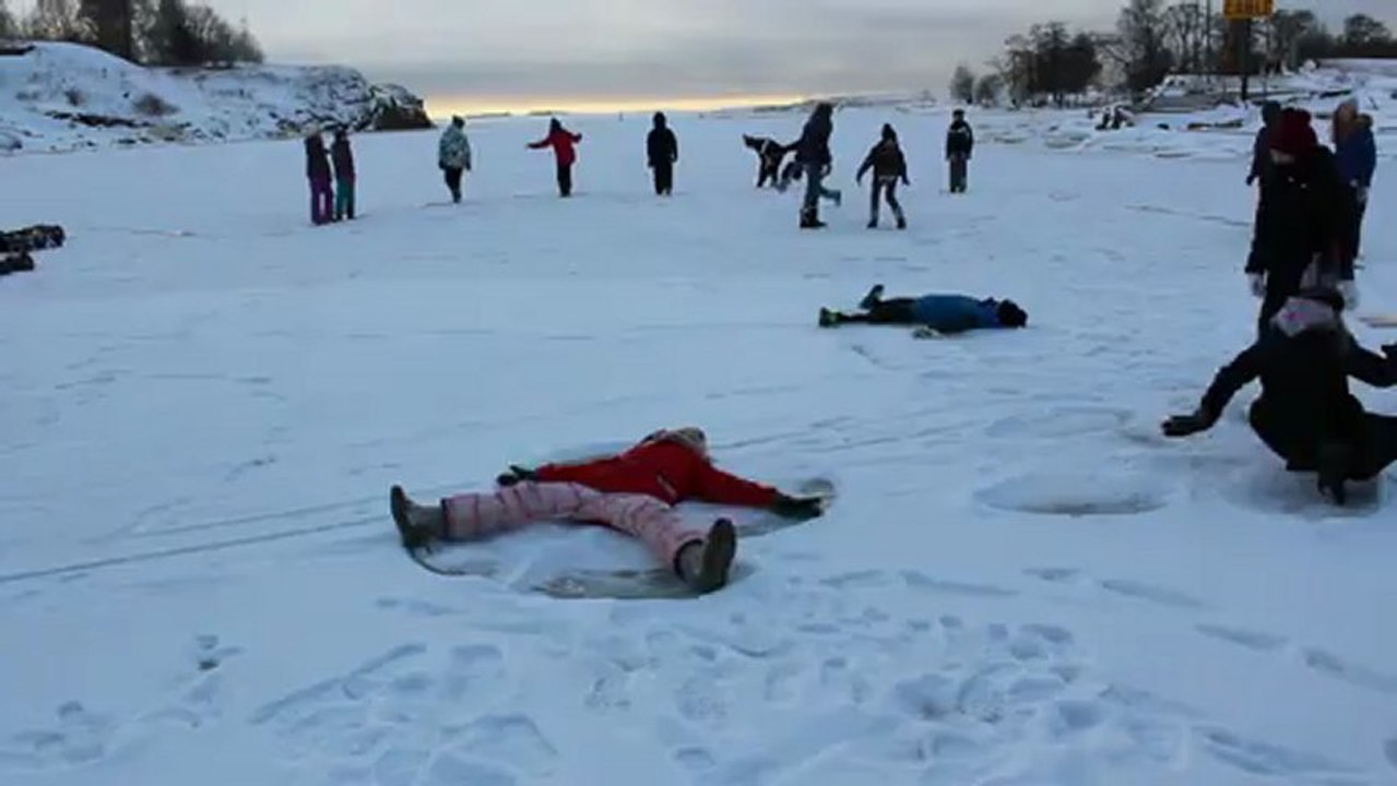 Les élèves des écoles française et allemande d'Helsinki font des "anges" sur la mer gelée pour le 50ème anniversaire de l'amitié franco-allemande