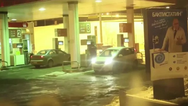 Femme verse de l'essence sur sa voiture