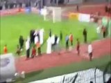 مشجع يقتحم الملعب فى مباراة الامارات والكويت فى خليجى 21
