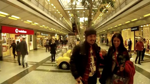 COCA COLA - Distributeur de bonheur - prouvez que vous êtes en couple pour la St Valentin