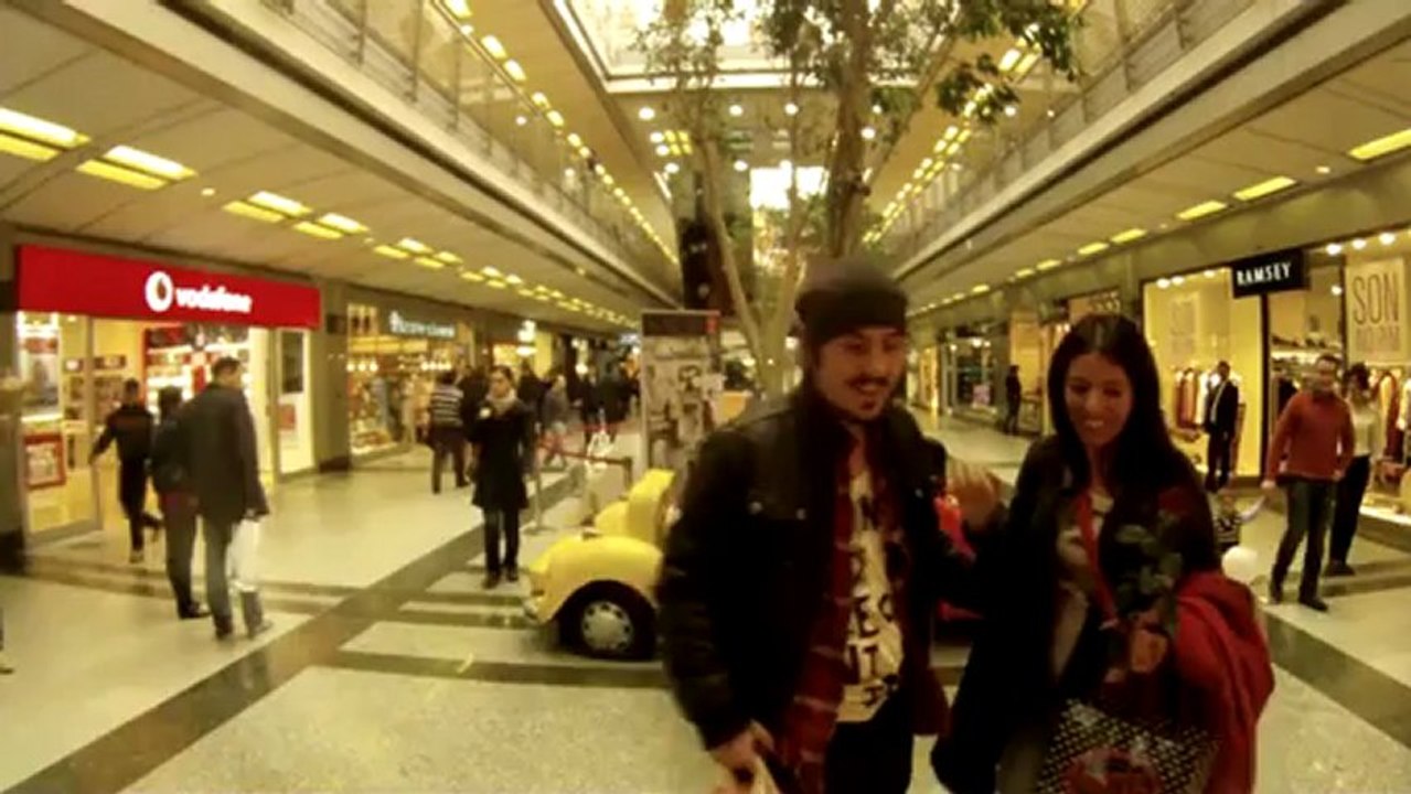 COCA COLA - Distributeur de bonheur - prouvez que vous êtes en couple pour la St Valentin