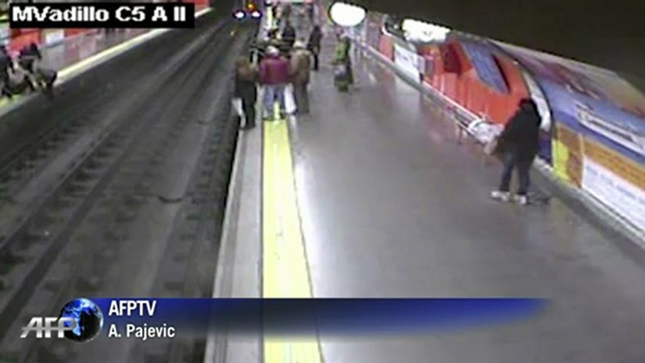 Todesmutiger Polizist rettet Frau nach Sturz auf U-Bahn-Gleis