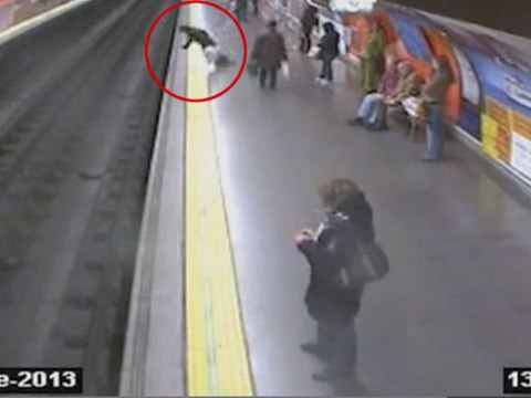 Sauvetage d'une femme tombée sur les rails du métro