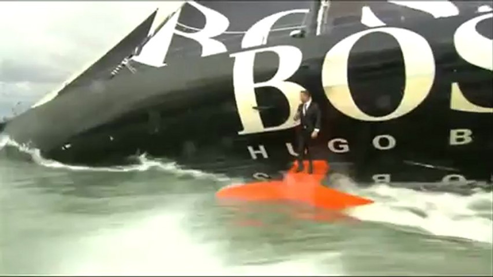 Alex Thomson debout, en mer, sur la quille de son bateau - Vidéo Dailymotion