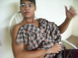 O garoto dorme na cadeira e acorda assustado , kkkk .