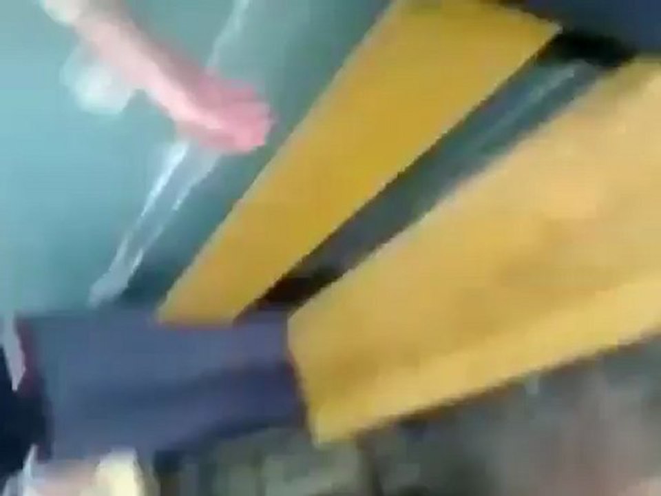 Tıfıl liseli okulun camını kırıyor