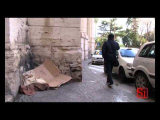 Napoli - Clochard ucciso dal freddo vicino al San Carlo 1 (22.01.13)