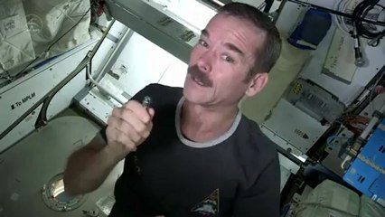 Couper ses ongles dans l'espace