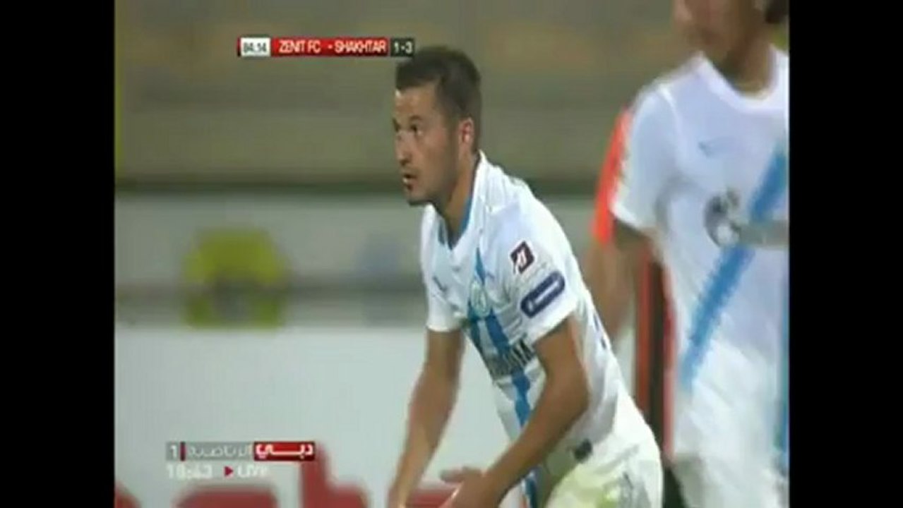 Quand un arbitre tacle un joueur !