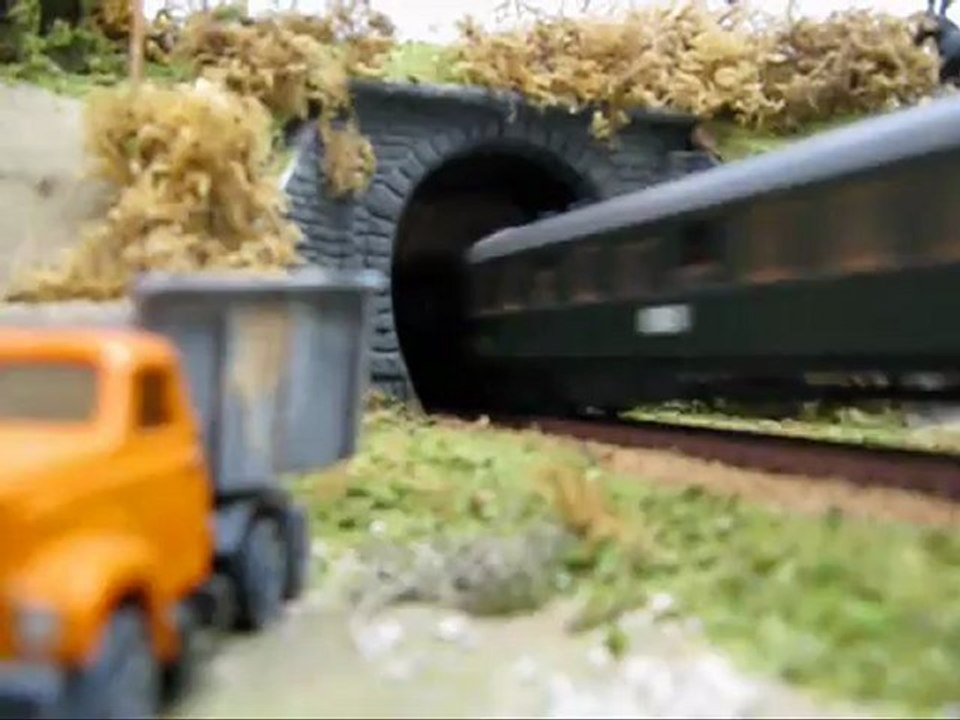 train miniature : Réseau de Gérard : Vidéo 71 :  230 G  avec rame de voitures brochets
