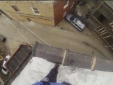 Il filme un saut incroyable d'un immeuble à un autre !