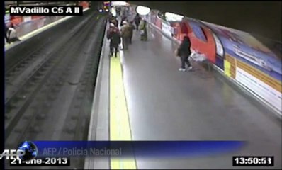 Un policier sauve une femme tombée sur les voies du métro de Madrid