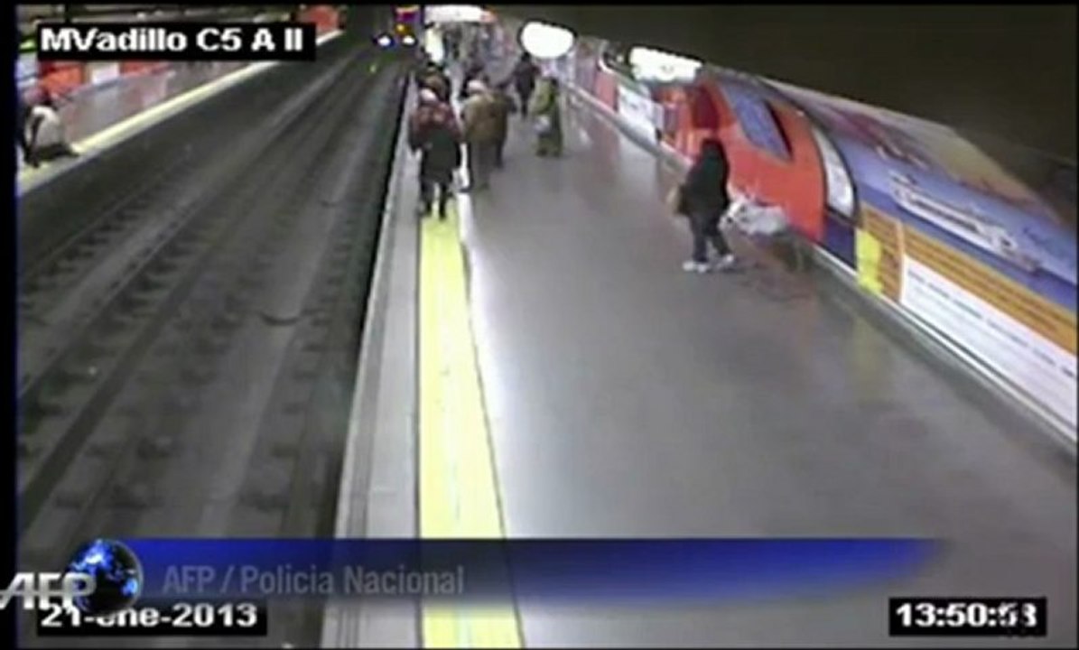 Un policier sauve une femme tombée sur les voies du métro de Madrid