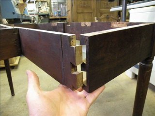 Table à pieds pivotants Louis XVI fin XVIII