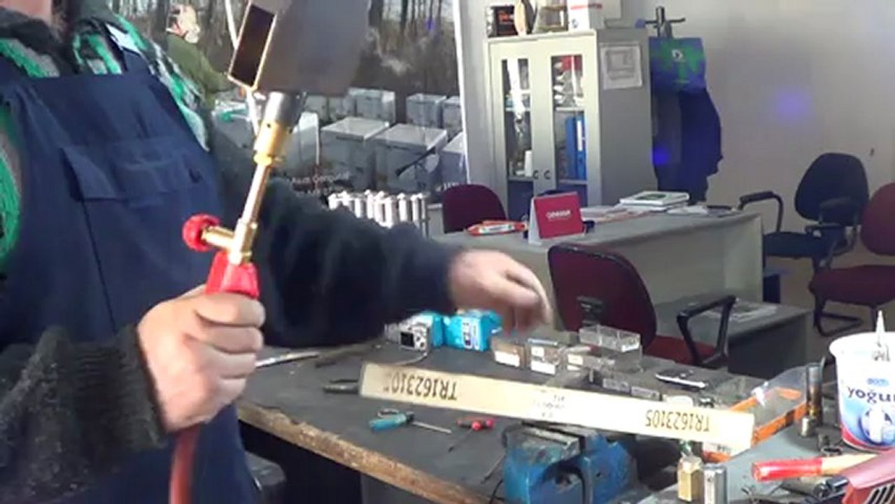 GÜRLE ARICILIK,  ARI KOVANLARINDA ÇERÇEVE VE DIŞ YÜZEYLERE YAKARAK DAMGA BASMA.