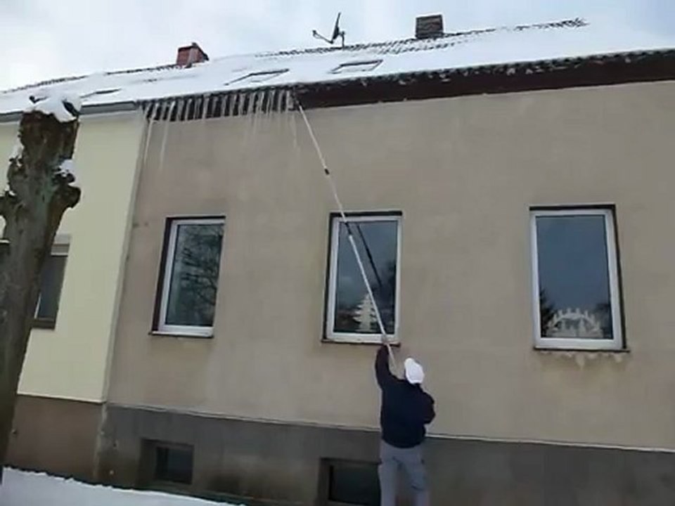Eiszapfenentfernung vom Erdboden aus