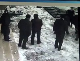 Çıtadaki kar kütlesi 2 genç kızın üzerine düştü