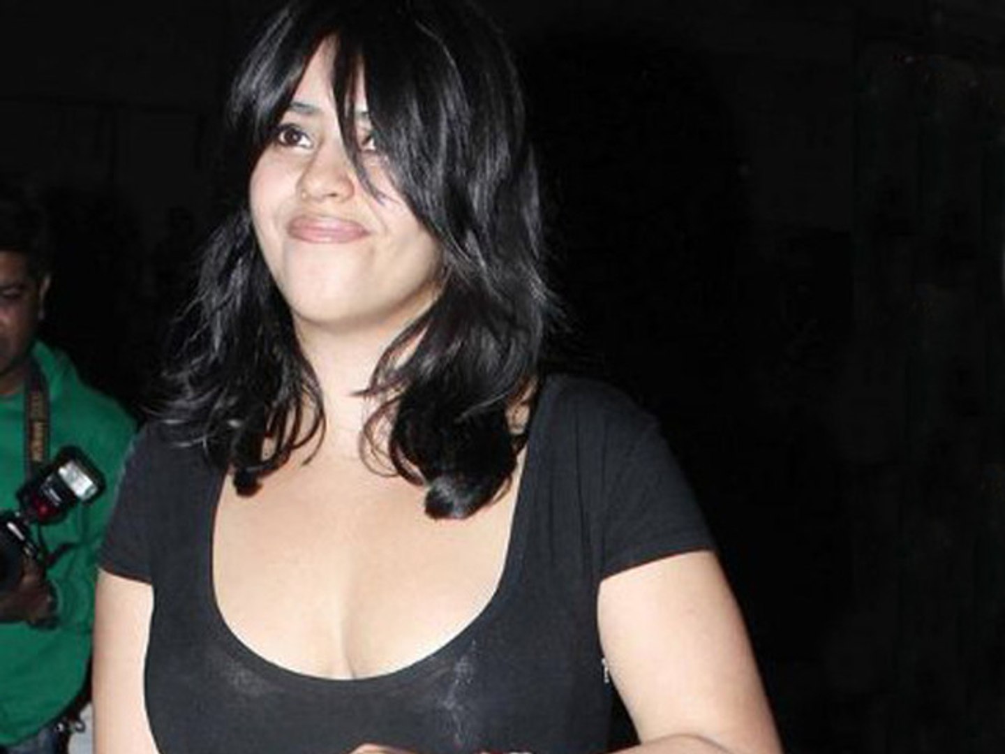 ⁣Hot Ekta Kapoor narrowly escapes nip slip